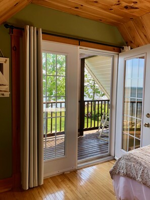 3 bedrooms, desk, iron/ironing board, travel cot