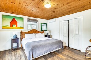 4 bedrooms, desk, iron/ironing board, free WiFi