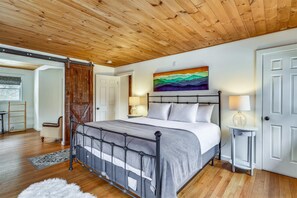 4 bedrooms, desk, iron/ironing board, free WiFi