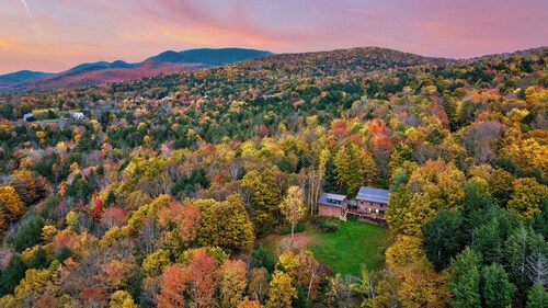 Dug's House: 4 br, pet friendly, deck w/ Mansfield views!