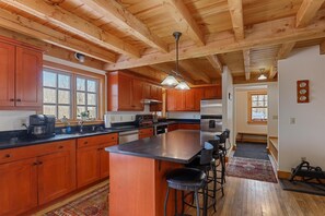 Fridge, microwave, oven, stovetop - Dug's House: 4 br, pet friendly, deck w/ Mansfield views! (Stowe)