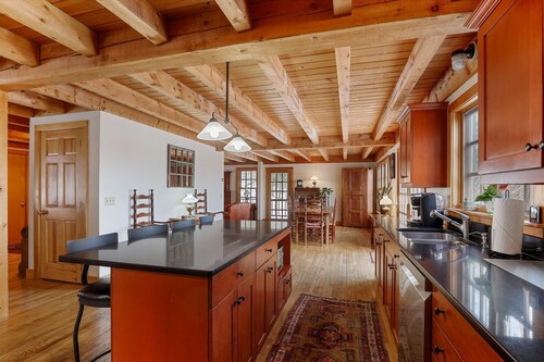 Dug's House: 4 br, pet friendly, deck w/ Mansfield views!