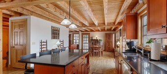 Dug's House: 4 br, pet friendly, deck w/ Mansfield views!