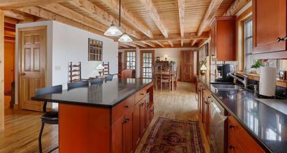 Dug's House: 4 br, pet friendly, deck w/ Mansfield views!