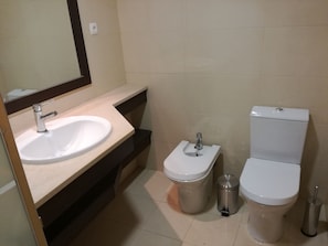 Douche, bidet, serviettes fournies, savon
