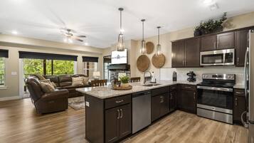 Réfrigérateur, four à micro-ondes, un four, surface de cuisson