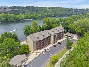 Un hôtel à plusieurs étages doté d’un parking et offrant une vue sur la rivière.