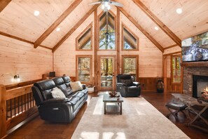 Fernseher, Kamin, Stereoanlage