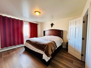 3 bedrooms, travel cot, WiFi, bed sheets - Downtown Oasis  (Anchorage)