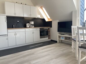 Fridge, oven, stovetop, coffee/tea maker - Kampland 29 - G.m.kube - Ferienwohnung für Max. 2 Personen mit Balkon in Strandnähe (Dahme)