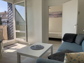 TV, ping pong - Kampland 29 - G.m.kube - Ferienwohnung für Max. 2 Personen mit Balkon in Strandnähe (Dahme)