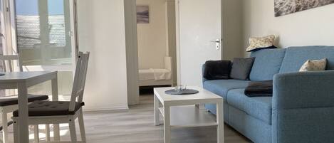 Fernseher, Tischtennisplatte