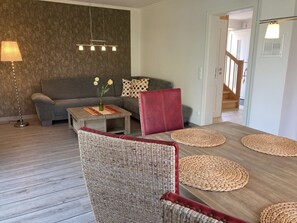 Télévision, cheminée, table de tennis de table, chaîne hi-fi