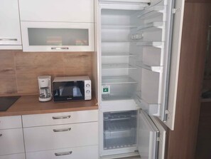 Geladeira, micro-ondas, cooktop, lava-louças