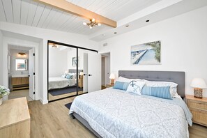 3 bedrooms, iron/ironing board, travel cot, WiFi - Immaculate Home w/ 180 degree views of the Beach & Ocean (Newport Beach)