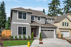 Exterior - NEW Luxury 5 bedroom 5 bath at Top Redmond School Corp Exec Short Term Dream! (Redmond)