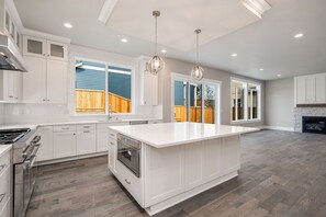 Private kitchen - NEW Luxury 5 bedroom 5 bath at Top Redmond School Corp Exec Short Term Dream! (Redmond)