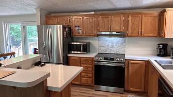 Réfrigérateur, four à micro-ondes, un four, surface de cuisson