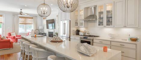 Kylskåp, mikrovågsugn, ugn och spishäll