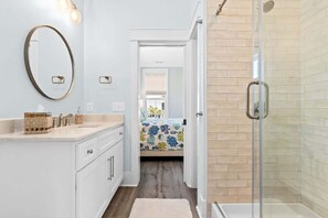 Combined shower/bathtub - Blue Heaven by Brunswick Vacation Rentals: Home with Heated pool & Beach Club (Ocean Isle Beach)