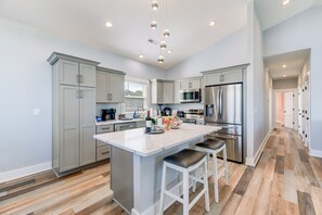 Fridge, microwave, oven, stovetop - Dog friendly-perfect central location in OBX, few minutes walk from the beach (Kill Devil Hills)