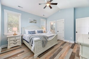 3 bedrooms, iron/ironing board, travel crib, free WiFi - Dog friendly-perfect central location in OBX, few minutes walk from the beach (Kill Devil Hills)