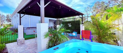 Bain à remous extérieur