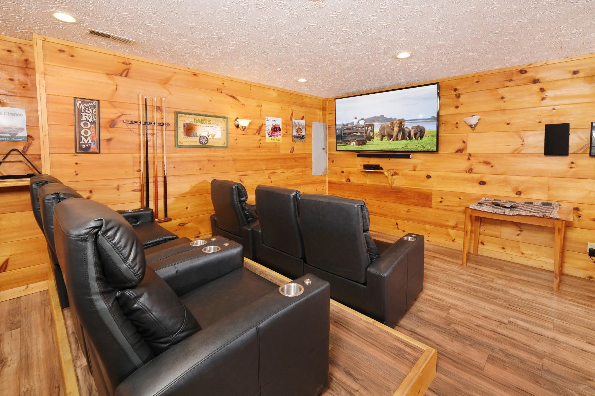 Bear FootInn - Enjoy games galore and a theater room!