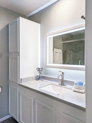Shower, towels, soap, shampoo - Lazy Days M-01A - Three Bedroom House, Sleeps 10 (Osage Beach)