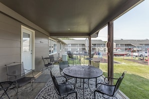 Outdoor dining - Lazy Days M-01A - Three Bedroom House, Sleeps 10 (Osage Beach)