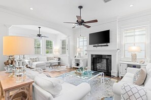 Televisión y chimenea 