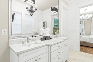 Combined shower/bathtub, hair dryer, towels - A Shore Bet - Lux Home 1/3 mile to the beach - 6 Seater Golf Cart (Santa Rosa Beach)
