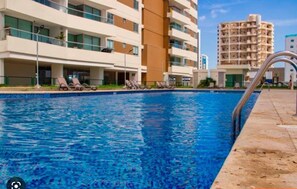 Una piscina al aire libre