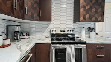 Luxury Cottage | Dapur peribadi | Sebuah ketuhar gelombang mikro di kawasan bersama, pembancuh kopi/teh