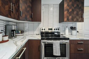 Luxury Cottage | Private kitchen | Microwave, coffee/tea maker