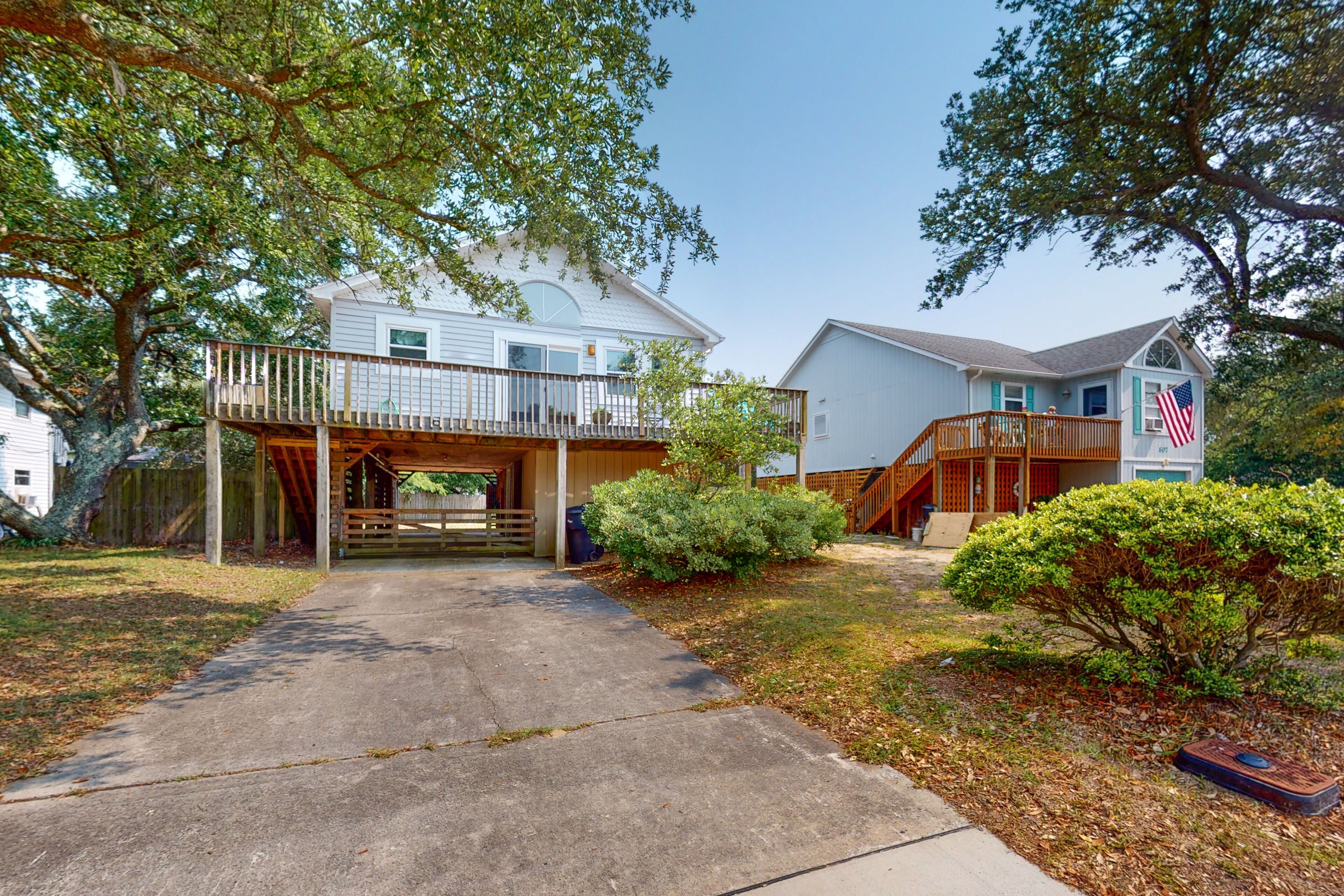 Coastal dog-friendly home with grill, expansive deck, outdoor shower, W/D, & AC