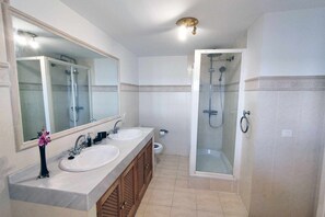 Hårføner og håndklær