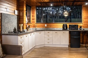 Geladeira, micro-ondas, cooktop, cafeteira/chaleira