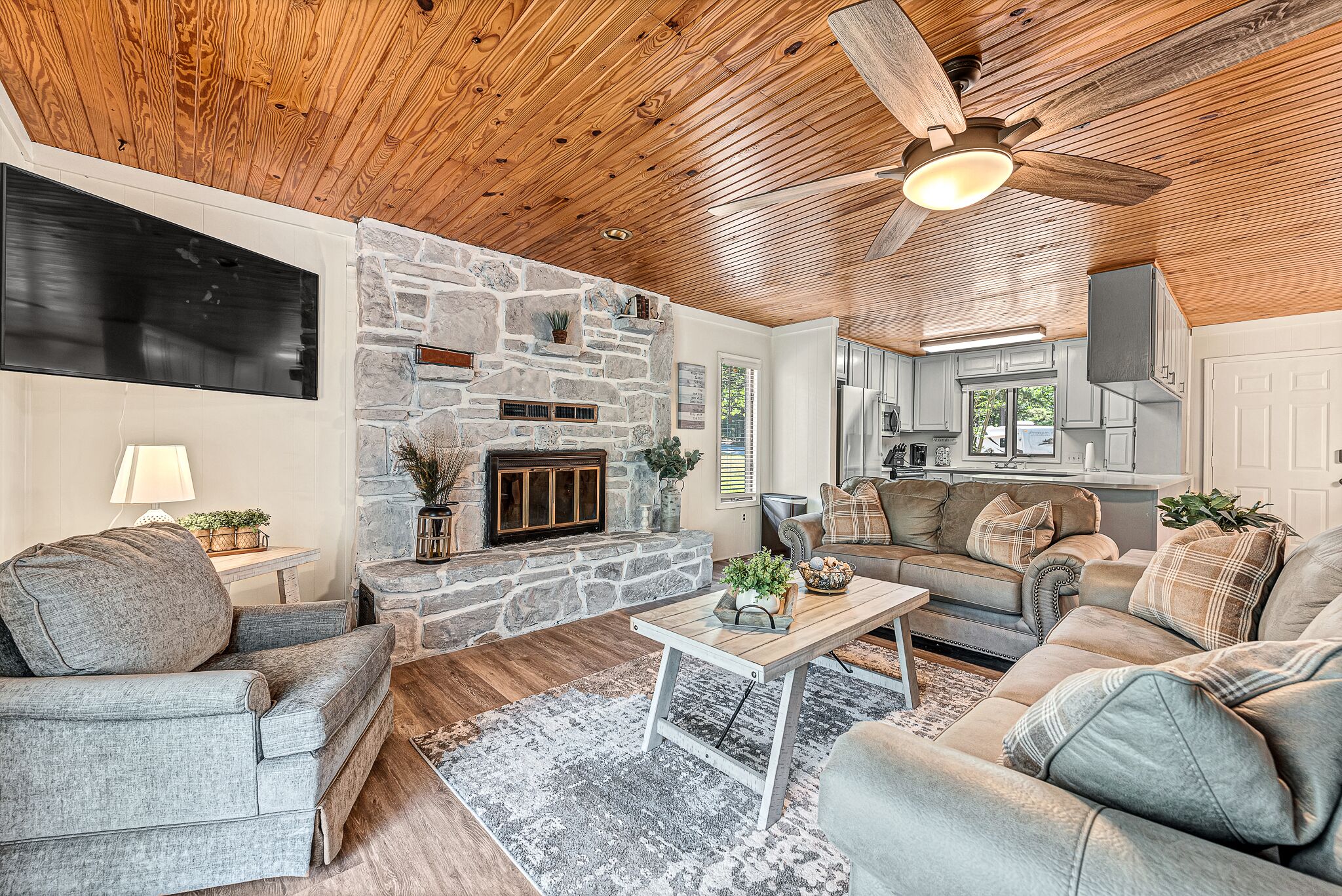 Welcome to Janne's Hillside Hideaway; the perfect place for your next getaway!