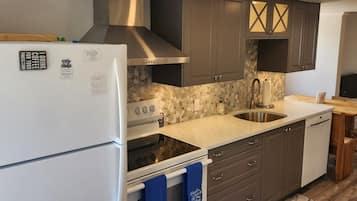 Refrigerador, microondas, lavavajillas y cafetera y tetera
