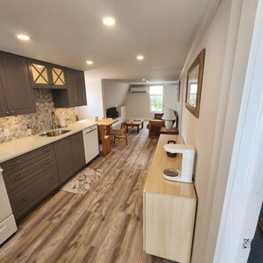 Refrigerador, microondas, lavavajillas y cafetera y tetera 