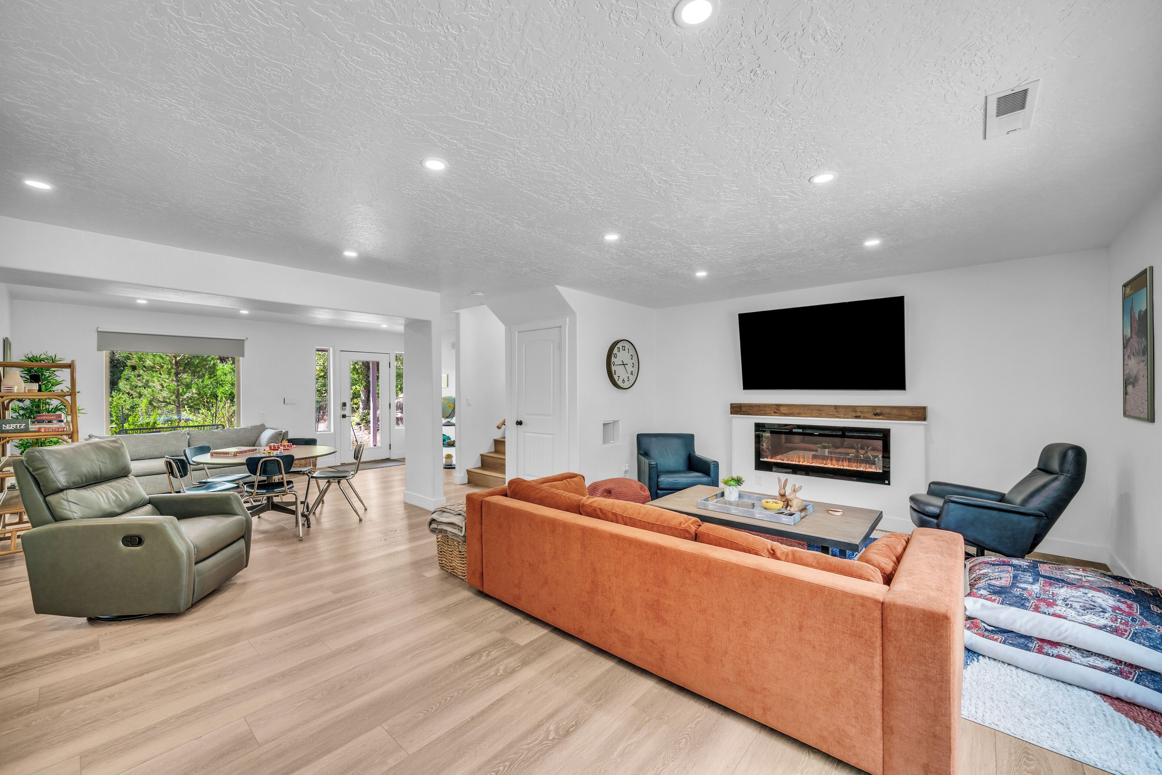 智能电视、壁炉、书、办公室