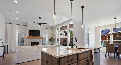 Pristine & NEW exec home. Playground. King bed. 3 car garage.