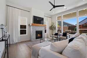 Smart TV, chimenea, futbolito y libros 
