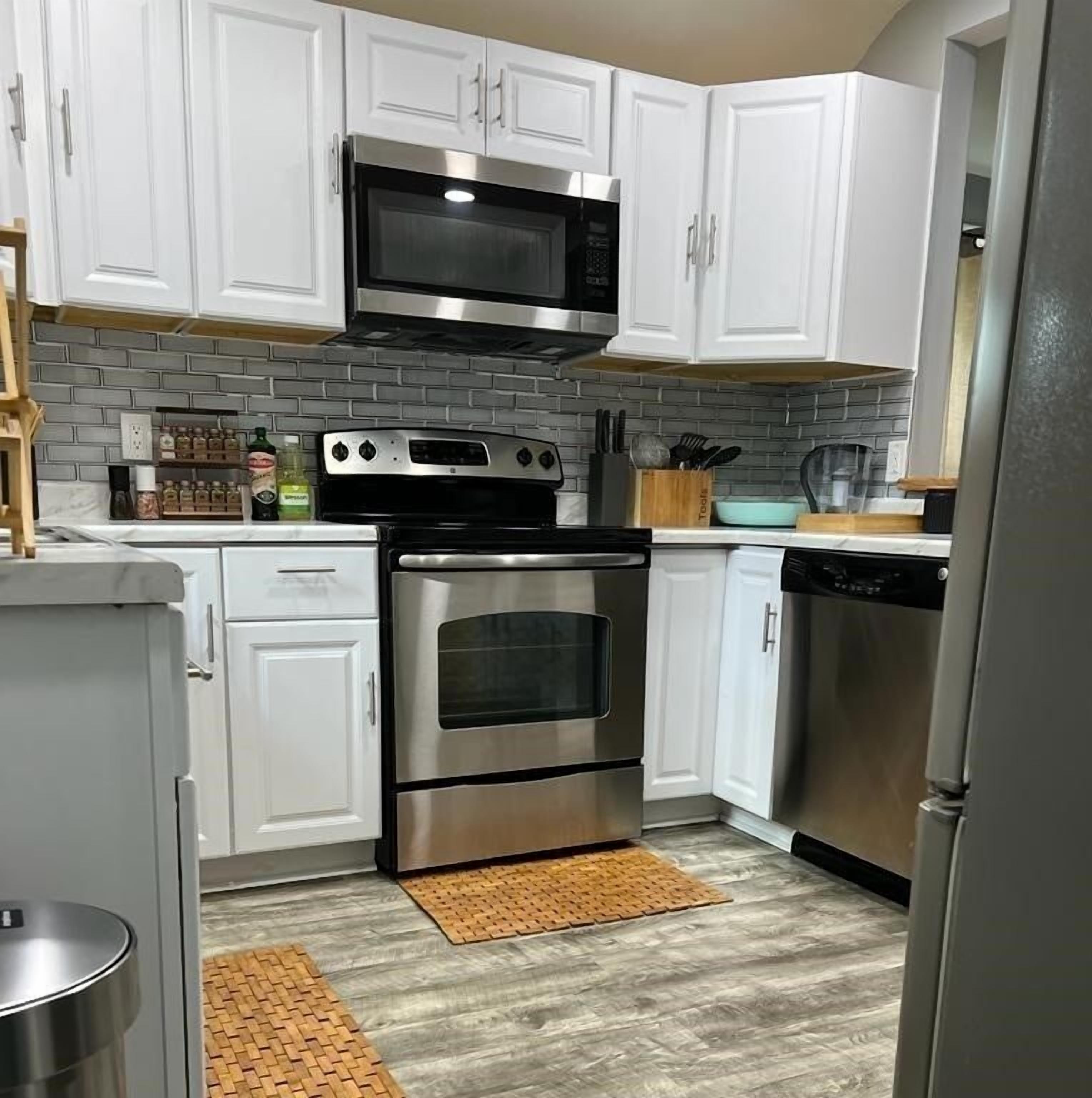 Een koelkast, een microgolfoven, een oven