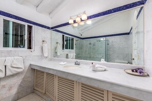 Dusche, Haartrockner, Handtücher, Seife