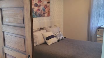 2 chambres, bureau, fer et planche à repasser, lit parapluie