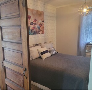 2 bedrooms, desk, iron/ironing board, travel cot