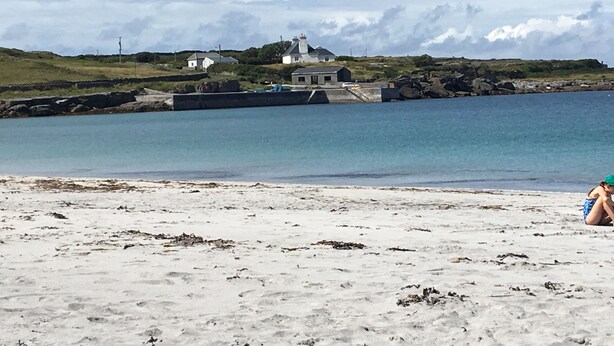 A beach with a sandy shore and a house in the background. - (Family and pet friendly), Inishmore, Aran Islands, Large spacious property! (Creig a'Chéirin)