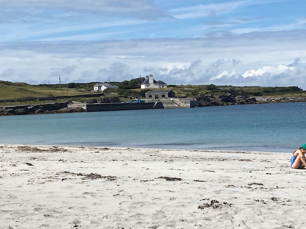 Beach nearby - (Family and pet friendly), Inishmore, Aran Islands, Large spacious property! (Creig a'Chéirin)